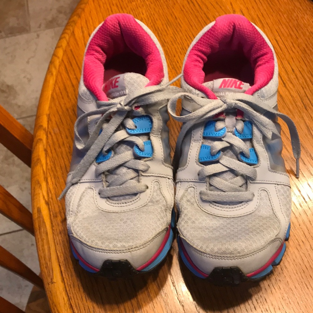 Women’s Nike tennis shoes